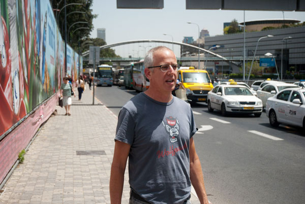 גוטליב מטייל בחוצות תל אביב. רק שלא יבזבז יותר מדי בעזריאלי (צילום: ארז יוסף)