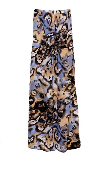 שמלת סטרפלס בדוגמה מנומרת סגולה של דנה אשכנזי. "בזכותה, או בגללה, התחלתי ללכת על עקבים" (צילום: ענבל מרמרי)