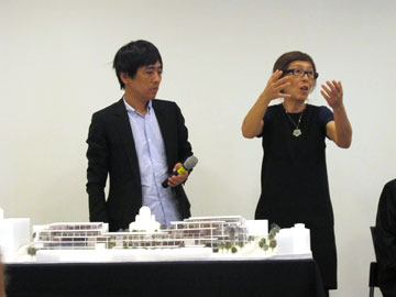 סג'ימה ונישיזאווה (סטודיו SANAA) מציגים את המודל והתוכניות של הקמפוס החדש, יוני 2013. יקבלו כ-15 מיליון שקל (צילום: מיכאל יעקובסון)