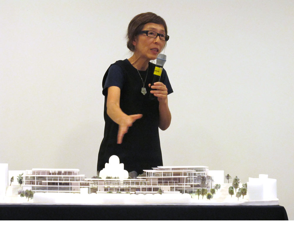 האדריכלית היפנית קזויו סג'ימה מציגה את הפרויקט השבוע. הגיע הזמן שראשי בצלאל יסבירו לציבור למה בוטלה התחרות, ולמה הם הסכימו לקנות מסאנאא קמפוס בשק (צילום: מיכאל יעקובסון)