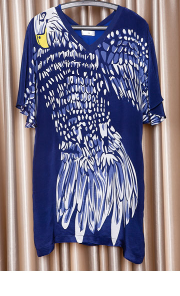 שמלת טוניקה כחולה עם הדפס ציפור של עדיקה. "זאת שמלה קלילה וזולה. אני מאוד מתחברת לפריטים שלהם" (צילום: ענבל מרמרי)