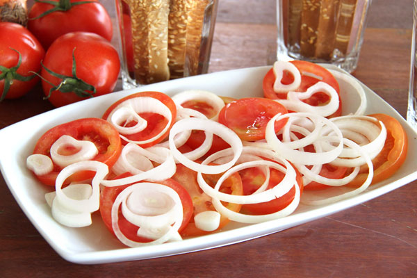 סלט עגבניות עם בצל לבן (צילום: אסנת לסטר)
