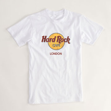 חולצה של הארד רוק קפה. משלמים כדי להיות פרסומת
