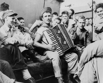 1944. התחילה כחולצה לחיילים ולכורים שעובדים מתחת לאדמה (צילום: gettyimages)
