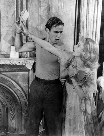 ויויאן לי ומרלון ברנדו ב"חשמלית ושמה תשוקה", 1951. חולצה החושפת ידיים מיוזעות וגבריות (צילום: gettyimages)