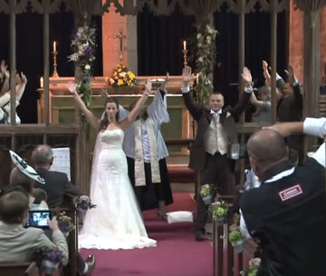 החיוכים עושים את ההבדל. החתן והכלה מדהימים את האורחים (מתוך יוטיוב)