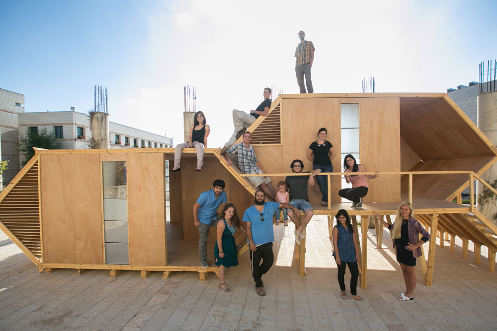 הסטודנטים בהדרכתו של האדריכל מתי אבשלומוב עם הבית המשושה ששטחו 20 מ''ר (צילום: דור נבו)