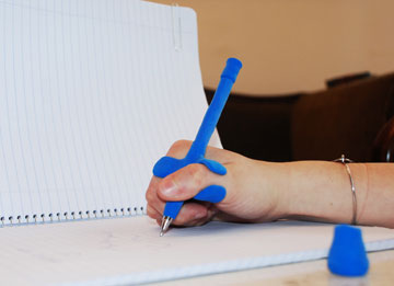 עט שמאפשר לכתוב ללא אחיזה, בעיצוב תום פורטוגלי (באדיבות תחשוב טוב 2013 – עמותת מילבת)