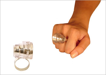 טבעת שבה משולבת זכוכית מגדלת, בעיצוב טל מרקו, מעצבת תעשייתית כבדת ראייה (באדיבות תחשוב טוב 2013 – עמותת מילבת)