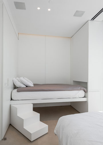 חדר השינה של הבנות: אחת המיטות הוגבהה כדי ליצור עניין (צילום: ג'וי כהן)