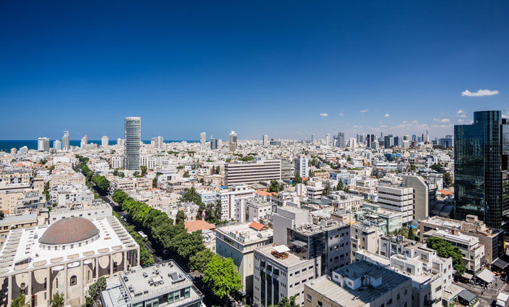 מרפסת הדירה ארוכה דייה כדי להשקיף על תל אביב - מארובת רידינג בצפון ועד יפו בדרום (צילום: ג'וי כהן)