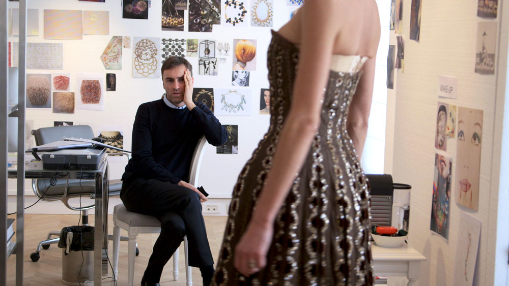 ראף סימונס בסרט Dior and I. "הוא לא רוצה להיות סלבריטי. הוא רק רוצה לעצב בגדים"  (צילום: Courtesy of CIM Productions)