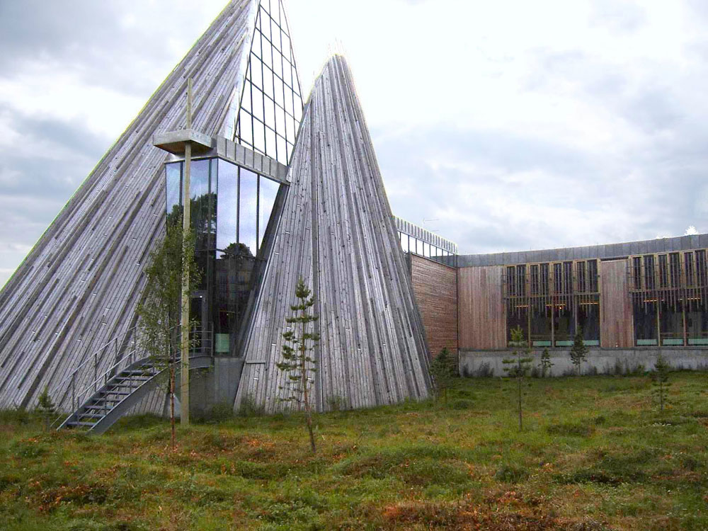 בניין הפרלמנט הסאמי שתכנן האמן הנורווגי יואר ננגו, שסרט שלו הוקרן בתערוכה. עוסק הרבה ברעיון הנוודות והמחסה - נושאים בעלי קשר מיוחד לאדריכלות 