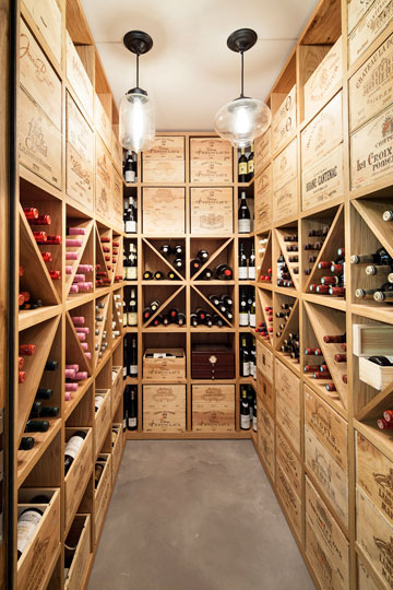 בקומת המרתף יש גם חניה ומרתף יין, שבנוי מארגזים (צילום: עמית גרון)