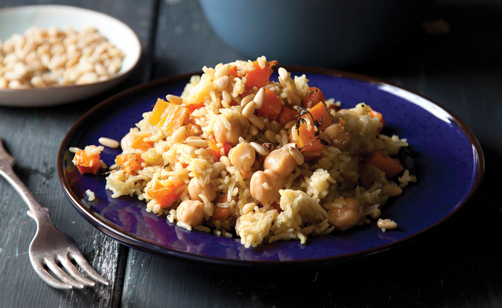 ירקות כתומים אפויים עם אורז, גרגירי חומוס וצנוברים (צילום: דניאל לילה, מתוך הספר "טעים ובריא")