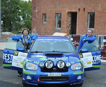 בני הזוג ומכונית המרוץ. "הנהג נמצא בטירוף של נסיעה" (באדיבות: Cone Forest Rally Team)