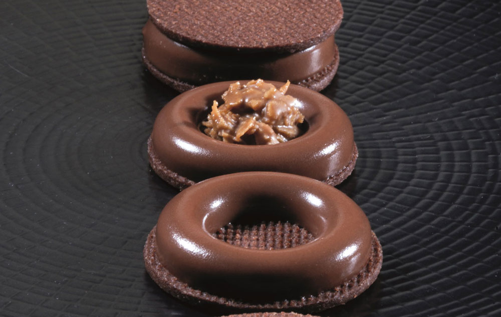 עוגיות שוקולד-שקדים ממולאות פעמיים (צילום: יורם אשהיים, סגנון: דורית שנון)