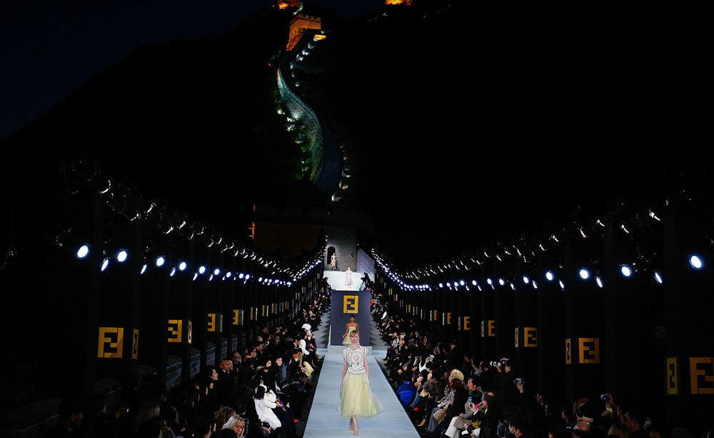 תצוגת האופנה של פנדי על החומה הסינית (צילום: gettyimages)