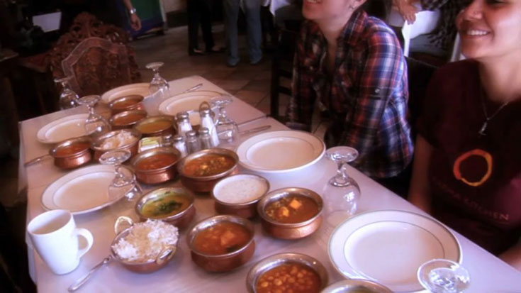 התשלום בהתנדבות בלבד, מסעדת "מטבח הקארמה"  (צילום מסך: יוטיוב)