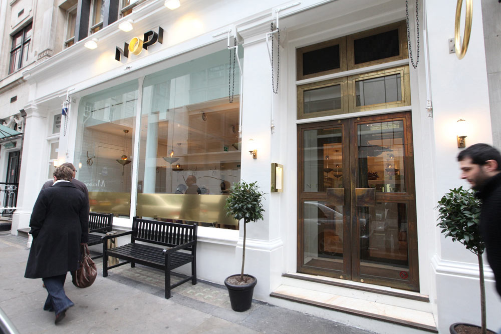 מסעדת ''nopi''. שמה הוא קיצור של מיקומה - צפון פיקדילי בלונדון. בראסרי מוקפדת ואלגנטית שפתחו יותם אוטולנגי וסמי תמימי במלאת עשור לרשת המעדניות המצליחה שלהם (צילום: יניב אדרי)