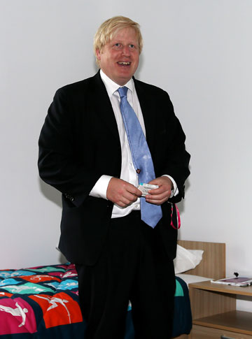ראש עיריית לונדון, בוריס ג'ונסון, מציג את הקונדומים והחדרים האולימפיים (צילום: gettyimages)