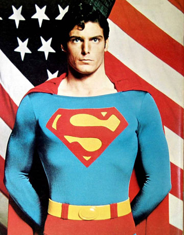 כריסטופר ריב בתפקיד סופרמן. תלתל שובב באמצע המצח