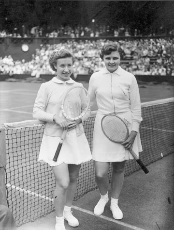 חצאיות קצרות וסריגים לבנים. מורין קונולי וג'יי סקוט, 1954 (צילום: gettyimages)
