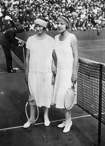 קו מותן נמוך בהתאם לצו האופנה. סוזן לנגלן וקיטי מקיין, 1925 (צילום: gettyimages)