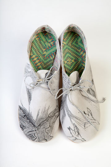 הנעליים של עמית גלבוע. הדפסים בעבודת יד ובמחשב (צילום: תמי דהן)
