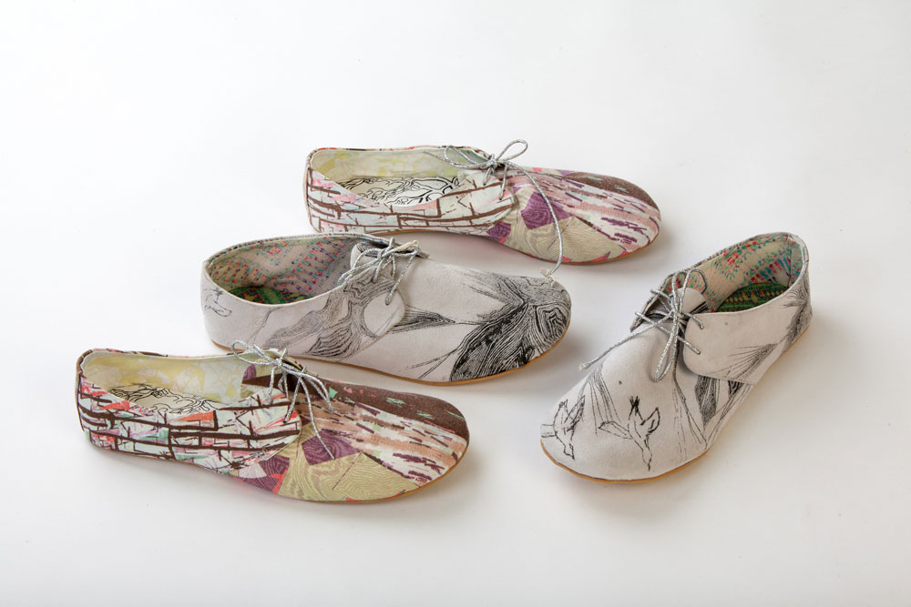 עמית גלבוע עיצבה סדרת נעליים והדפסים לעולם ההנעלה, שמשלבים טכניקות של ציורי פחם, איורים בשחור-לבן, הדפסים דיגיטליים והדפסי משי על בד. היא יצרה הרמוניה מתוך "רעש" אסתטי - התרחשות חזותית עכשווית ועשירה (צילום: תמי דהן)