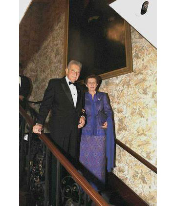 עזר וראומה ויצמן בבגדים של שושנה בן צור במהלך הביקור אצל מלכת אנגליה, 1995 (צילום: סער יעקב, לע''מ)