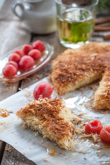 כנאפה קדאיף עם גבינת עיזים ועגבניות שרי (צילום: שי אפגין, סטיילינג: שרה זיידמן)
