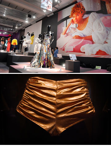 מכנסי הזהב מתוך התערוכה במוזיאון ויקטוריה ואלברט. עלו 18 שקל  (צילום: rex/asap creative)