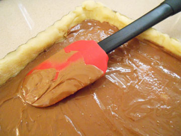 2. מורחים את הבצק בשוקולד (צילום: אורלי חרמש)