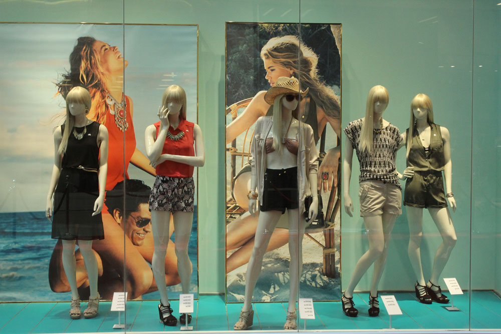 "מה שרואים בחלון הראווה זה מה שיש בחנות". חלון הראווה של H&M (צילום: יוני רייף)