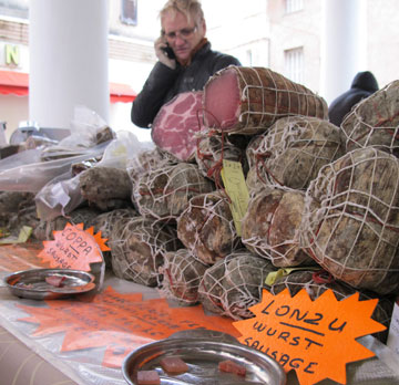 יש גם נקניקים מחזירי בר. השוק באיל רוס (צילום: אורי נסים)