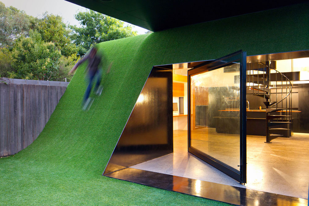 דלת הזכוכית הרחבה בכניסה. התחשבות במסלול השמש וקרינתה היא חלק משמעותי בתכנון הבית, כמו בבתים נוספים שמתכנן האדריכל האוסטרלי אנדרו מיינארד (צילום: Nic Granleese)