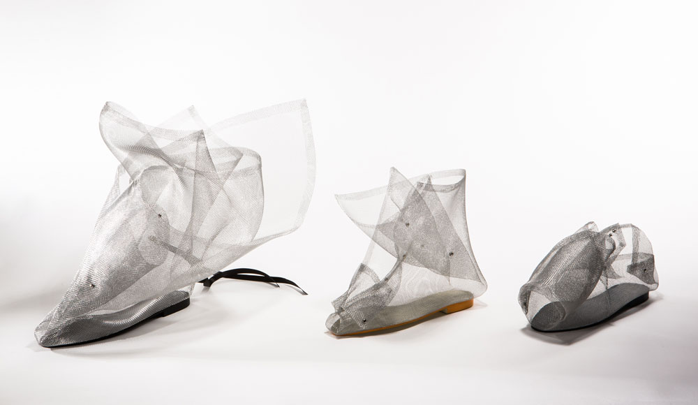 בר מורן הציגה על אחד מקירות התערוכה סדרה אלגנטית של נעליים עשויות מתכת שעובדה בטכנולוגיות הלקוחות מעולם הטקסטיל (צילום: עודד אנטמן)