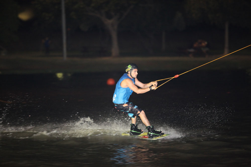 אושרי כהן עושה סקי מים (צילום: ברק פכטר)