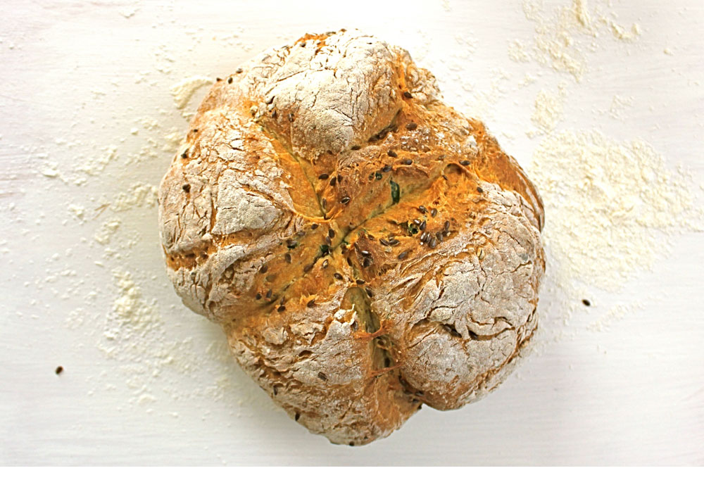 יש דבר כזה מטבח אירי - והוא מצוין. לחם אירי עם עירית וזרעי פשתן (צילום: Imen McDonnell)