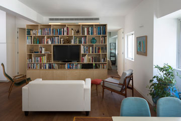 טיפ 8: ספרייה לגובה כל הקיר חוסכת שטח רצפה. דירה בתכנון ספארו אדריכלים (צילום: שי אפשטיין)