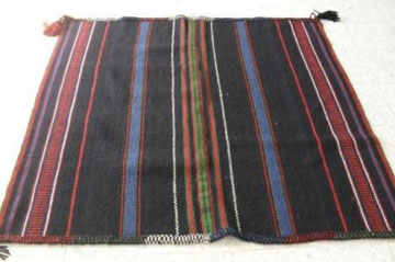 שטיח בדווי בצבעים מסורתיים כהים, של שחור-אדום-ירוק-כחול (באדיבות לקייה אריגת הנגב)