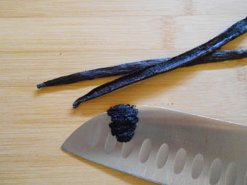 מגרדים את גרגירי הווניל באמצעות גב הסכין (צילום: אורלי חרמש)