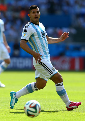 סרחיו אגוארו מנבחרת ארגנטינה מדגמן את הנעליים של פומה (צילום: gettyimages)