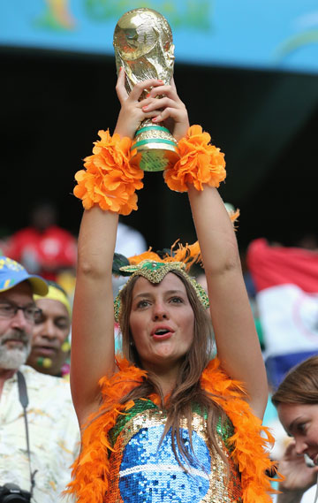 גם השחקנים של הולנד יזכו להניף את הגביע הזה? אוהדת הולנדית מראה בדיוק מה היא מצפה מהנבחרת שלה (צילום: gettyimages)