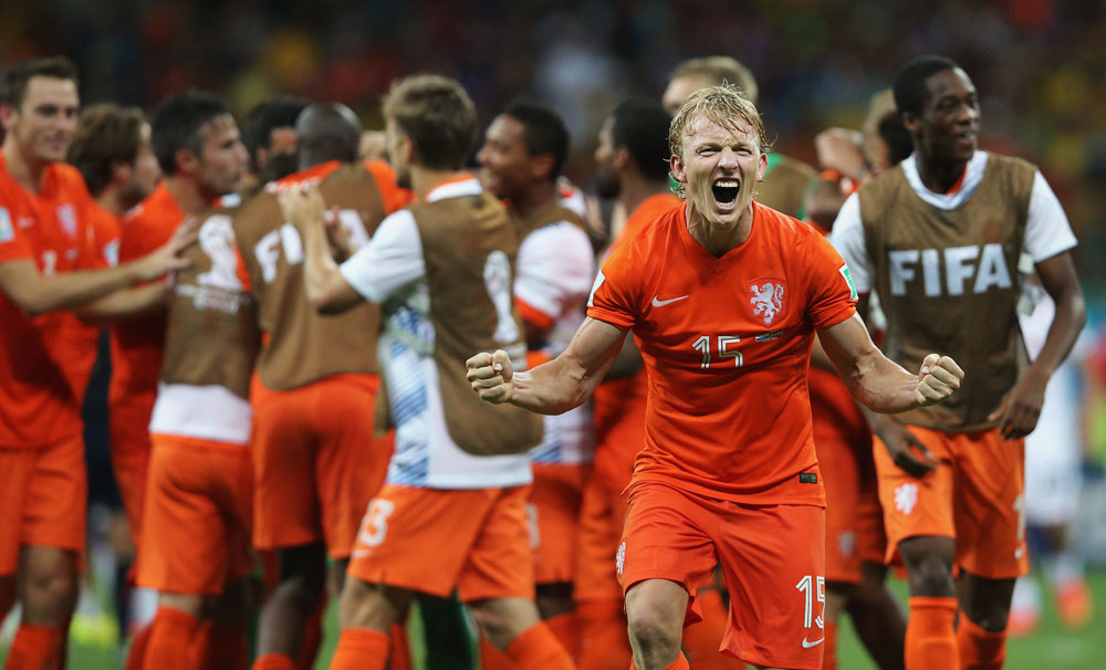 מנצחים, ועכשיו הם גם יודעים למה. דירק קויט ושחקני נבחרת הולנד חוגגים את הנצחון בפנדלים על קוסטה ריקה (צילום: gettyimages)