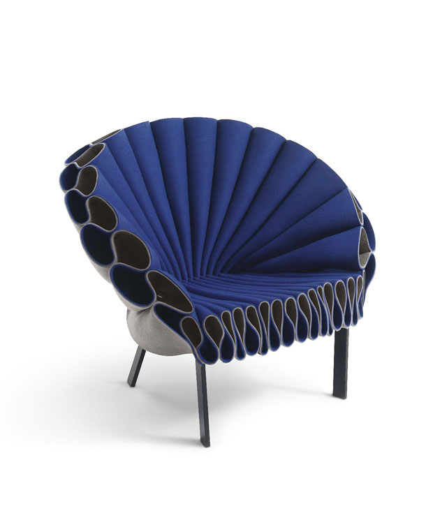 כורסא מעוצבת בהשראת הקיפלולים (צילום: Dror Benshetrit Peacock Courtesy of Cappellini)