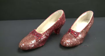 הנעליים המקוריות של דורות'י: נחשבות לפריט אספנים יקר (מתוך יוטיוב)