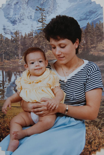 ז'קלין רואס עם בתה רינת כשהיתה תינוקת (רפרודוקציה: עדי אדר)
