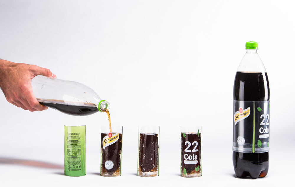 הפרויקט של עידן נויברג: תווית של בקבוק משקה משפחתי, שמתפרקת ל-4 כוסות שתייה חד-פעמיות. בתום השימוש מגלגלים את הכוסות, מכניסים לבקבוק, ואיתו הן נזרקות למתקן המיחזור (צילום: עודד אנטמן)